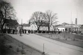 Medborgartåget, Växjö 1940, passerar Askelövsgatan vid nuvarande Oxtorget. I bakgrunden skymtar Ringsbergsskolan.