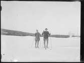 Karin Abrahamsson och Nils Emanuelsson på skidor 1929.