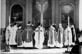 Birger Forells installation i Carolikyrkan som kyrkoherde år 1942. Bakom altaret Biskop Gustav Ljunggren.