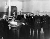Personal vid tullkammaren 1931. Fr.v. Ivar Pehrson, Göran Lénberg, Åke Rosén, Martin Lagström, Jens Mattiasson, Helge Adelgren, Harald Nygren, Bengt Nordsjö.