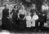 Gustav Christiansson, Stenkulla med familj. Fr.v. gamla änkefru Maria Christina (mor till gustavs hustru Matilda) och barnen Annie, Jenny (gifta Gustavsson i Öregärde), Hedvig och Alda omkr. år 1903.