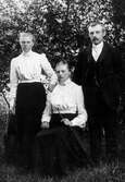 Albert Andersson med systrarna Alma och Ida från Hestra omkring år 1904.