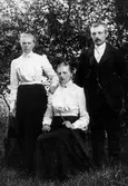 Albert Andersson med systrarna Alma och Ida från Hestra omkring år 1904.