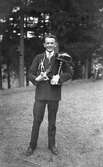 Segraren i den första gångtävlingen 1929. Olof Armvik (Andersson) överlastad med priser, han vann på tiden 37.33.

        

