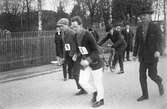 Gångtävling 1929. Starten vid Särlabron. Olof Wennergren, Valter Olausson samt John Svensson med nummerlappen i fickan.