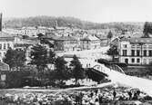 Vy över söder från Stadsparken med Söderbro och Mariedalsgatan omkring sekelskiftet.