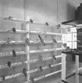 Utställning Tiotusen år. En vägg med yxor i den kulturhistoriska basutställningen Tiotusen år.