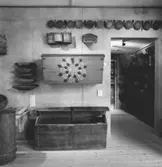 Utställning Tiotusen år. Bruksföremål från bondesamhället 1800-talet.