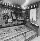 Utställning Tiotusen år. Festrummet 1800-talet, här visades föremål som användes till fester och högtider.