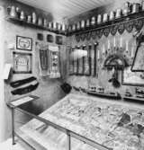 Utställning Tiotusen år. Festrummet 1800-talet, här visades föremål som användes till fester och högtider.