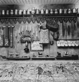 Utställning Tiotusen år. Festrummet 1800-talet, här visades föremål som användes till fester och högtider.