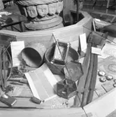 Utställning Tiotusen år. Monter med föremål från medeltiden.