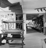 Utställning Tiotusen år. Översikt över utställningsdelen Bondesamhället med en vävstol i förgrunden.