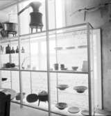 Utställning Tiotusen år. Glasmonter med bruksföremål från Bondesamhället.