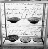 Utställning Tiotusen år. Glasmonter i utställningsdelen Bondesamhället från 1800-talet. Fat av lergods.