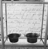Utställning Tiotusen år. Glasmonter i utställningsdelen Bondesamhället från 1800-talet. I montern finns det 2st kittlar .