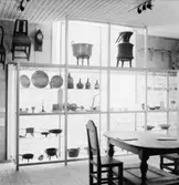 Utställning Tiotusen år. Översikt över utställningsdelen Bondesamhället, bruksföremål i hemmet 1800-talet.