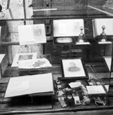 Utställning Tiotusen år. I utställningsdelen Tågvagnarna i glasmontern 1:4 finns det bland annat bordsklockor, fotografialbum från 1800-talet. Daguerrotypi från 1850-talet. Porträtt av Esias Tegner och även en hårlock från honom.