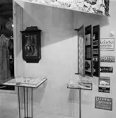 Utställning Tiotusen år. Utställningsdelen 1920-talet. Slipsskåpet, skyltskåp 8 slipsar från 1920-30 talen. Reklamskyltar i emalj och Etiketter tryckta vid Jönköpings Litografiska AB på 1920-1930 talen.