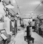 Utställning Tiotusen år. Utställningsdelen Utställningsdelen 40-talet och framåt. I mitten står en Brinellmaskin den är till för att mäta metallers hårdhet. Använd på Norrahammarsbruk och konstruerad av Johan August Brinell född 1884 i Bringetofta.
