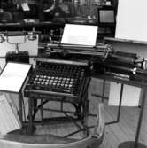 Utställning Tiotusen år. Utställningsdelen kontor. 
Skrivmaskin av märket Smith Premier Typewriter no 10. Telefon, räknemaskin av märket Odhner, tillverkad i St. Petersburg.