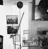 Utställning Tiotusen år. Utställningsdelen fritid, bandyklubba och bandyboll av kork och snöre. Fotboll 