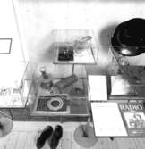 Utställning Tiotusen år. Utställningsdelen Radio, glasmontrar med olika radiodelar. Hemmabyggda kristallmottagare, tillverkade ca 1930 av Hildig Fors i Huskvarna. Lurar av märket 