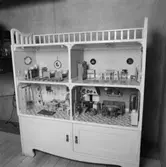 Utställning Tiotusen år. Dockskåp gjort av Karl Viktor Hagmark, ingenjör på Jönköpings mekaniska verkstad till dottern 1920-22.