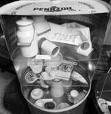 Utställning Tiotusen år. Utställningsdelen  tunnor med föremål. Pennzoil tunnan, Mjölkhämtare av emalj, äggklocka 1950-tal, tvättpåse av vit plast, salt/peppar av märket Tupperware 1950-talet, Durkslag från Idas skola med mera.