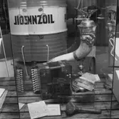 Utställning Tiotusen år. Utställningsdelen Tågvagnarna, glasmonter 6:1, dragspel ur Vivi Wallgrens donation 1961. ordförande klubba.