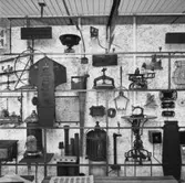 Utställning Tiotusen år. Utställningsdelen 
Järnväggen. Milstolpe med text 1/4 Mil mo härad 1871 med Carl xv:s namnchiffer. Gatuskylt från Björngränd i Jönköping. Trädgårdsurna tillverkad av Huqvarna AB. ljusstakar.