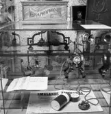 Utställning Tiotusen år. Utställningsdelen Tågvagnarna, i glasmonter 3:1 finns det en telefon från L.M. Ericsson & Co Stockholm, 1884. Smålands allehanda 18 juli 1888, vaxrulle till grafofon, leksakståg, förslag till järnväg Jönköping och Malmö.