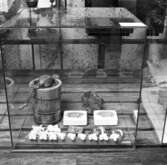 Utställning Tiotusen år. Utställningsdelen Tågvagnarna, i glasmonter 4:3 finns det kakformar,gjutformar för bakverk från Östbergs konditori, Jönköping, smörstämpel märkt ANO 1808, glassmaskin.