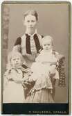 Kabinettsfotografi - kvinna med två barn, Uppsala