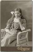 Kabinettsfotografi - flicka med långt hår, Uppsala 1915