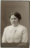 Kabinettsfotografi - ung kvinna, Uppsala 1913