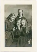 Kabinettsfotografi - Maria N med Elisabet, Birgit och Margareta, Uppsala 1918