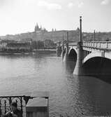 Mánesuv- bron i Prag. I bildens mitt syns Pragborgen. Tjeckoslovakien-Ungern-Österrike 1935.