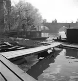 Båtar och pråmar i Prag. I bakgrunden syns Karlsbron. Tjeckoslovakien-Ungern-Österrike 1935.