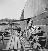 Båtar vid en brygga på floden Moldaus östra sida. I bakgrunden Mánes-bron. Tjeckoslovakien-Ungern-Österrike 1935.