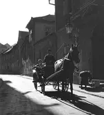 Med häst och vagn i den gamla delen av Prag. Tjeckoslovakien-Ungern-Österrike 1935.