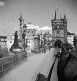 Med häst och vagn över Karlsbron i Prag. Tjeckoslovakien-Ungern-Österrike 1935.