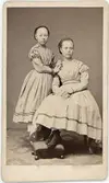Kabinettsfotografi - Emma och Anna Edberg, Stockholm