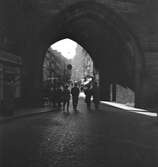 På väg genom Karlsbrons torn i Prag. Tjeckoslovakien-Ungern-Österrike 1935.