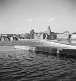 Prag från Moldaus högra flodbank med Karlsbron och det gamla stadshusets torn. Tjeckoslovakien-Ungern-Österrike 1935.