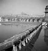 Pragborgen och Karlsbron sett från Moldaus högra flodbank. Tjeckoslovakien-Ungern-Österrike 1935.