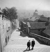Vy över Prag på väg upp till Pragborgen. Till höger syns St. Nikolauskyrkans torn. Tjeckoslovakien-Ungern-Österrike 1935.