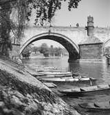 Förtöjda båtar vid Karlsbron. Prag. Tjeckoslovakien-Ungern-Österrike 1935.