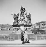 På Karlsbron i Prag. Statyn av Madonna och St. Bernhard. Tjeckoslovakien-Ungern-Österrike 1935.