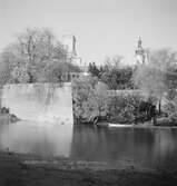 På floden Rába. Karmelitkyrkans och biskopsborgens torn i Györ. Ungern. Tjeckoslovakien-Ungern-Österrike 1935.